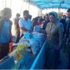 Bupati Kuningan saat meninjau bazar murah yg digelar Pemkab Kuningan.